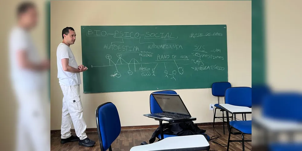 Psicólogo do IMM, Luiz Felipe Sowek Barbosa, em oficina sobre saúde mental