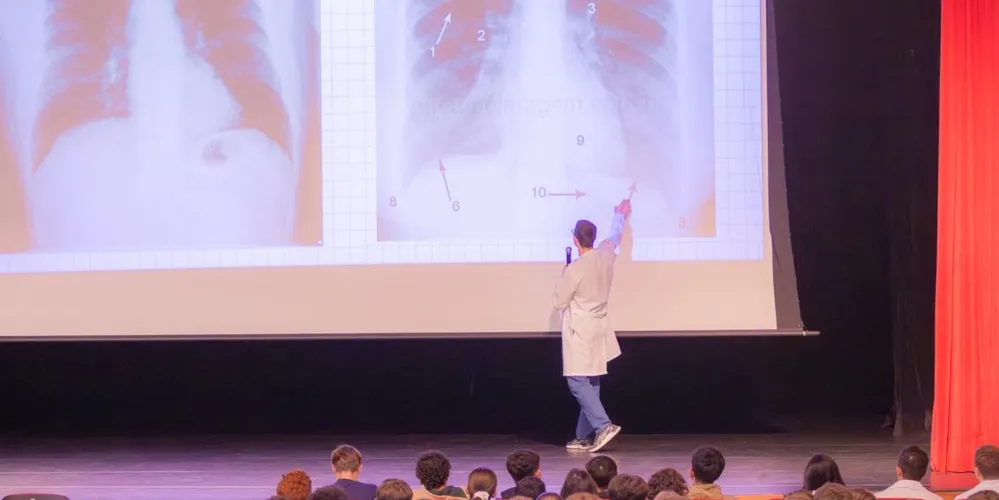 Os estudantes realizaram no mês de outubro e novembro, palestras e ações em diversas escolas da cidade, com objetivo de conscientizar os jovens sobre os males do vape