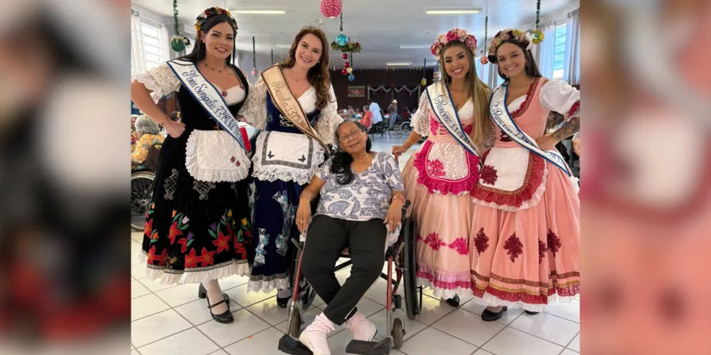 Rainhas da Münchenfest com os idosos do Asilo São Vicente de Paula