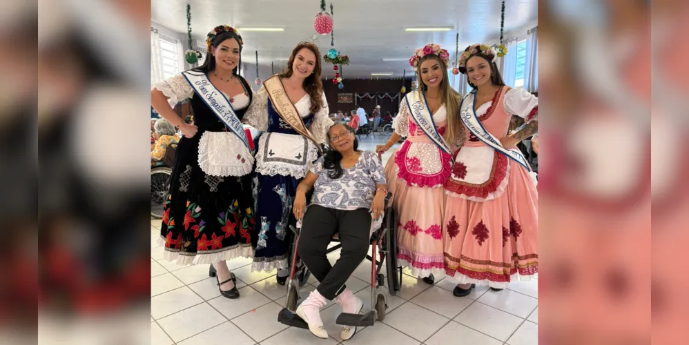 Rainhas da Münchenfest com os idosos do Asilo São Vicente de Paula