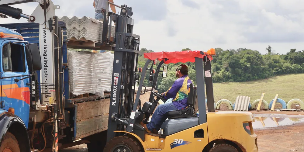 A chegada dos materiais impacta diretamente no ritmo das equipes de trabalho que estão reconstruindo a cidade