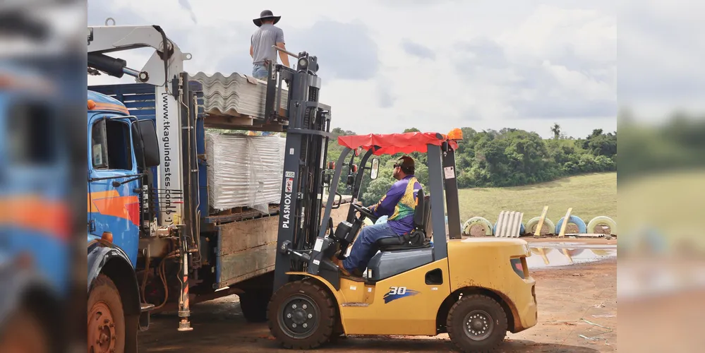 A chegada dos materiais impacta diretamente no ritmo das equipes de trabalho que estão reconstruindo a cidade