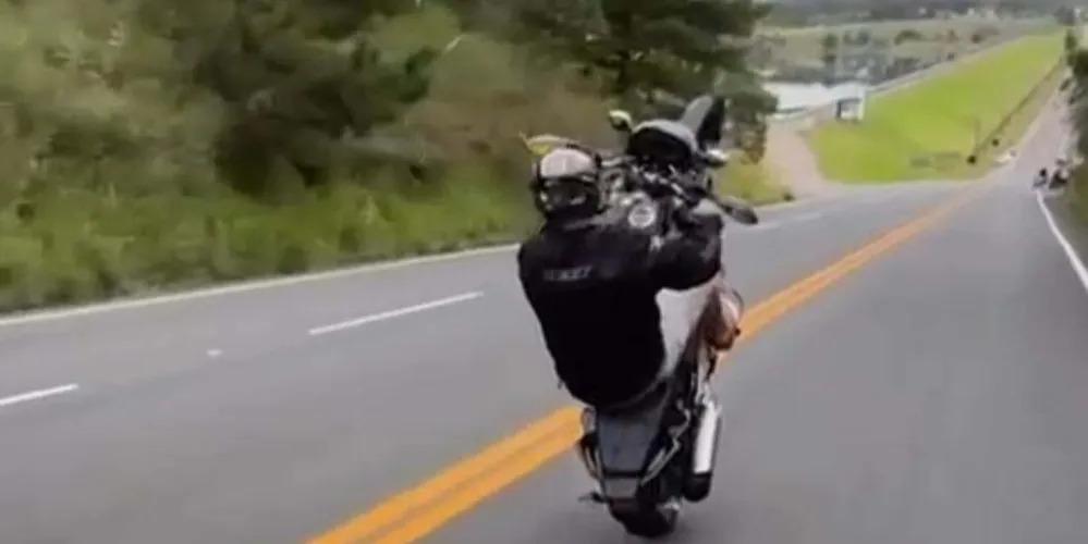 Motociclista realizando manobra perigosa