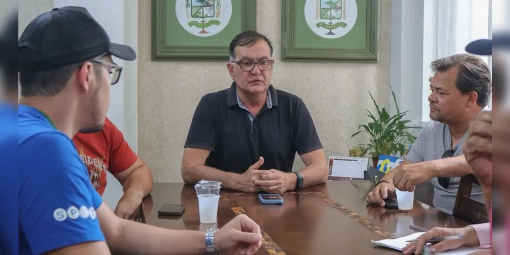 Prefeito Rildo Leonardi e demais autoridades em reunião