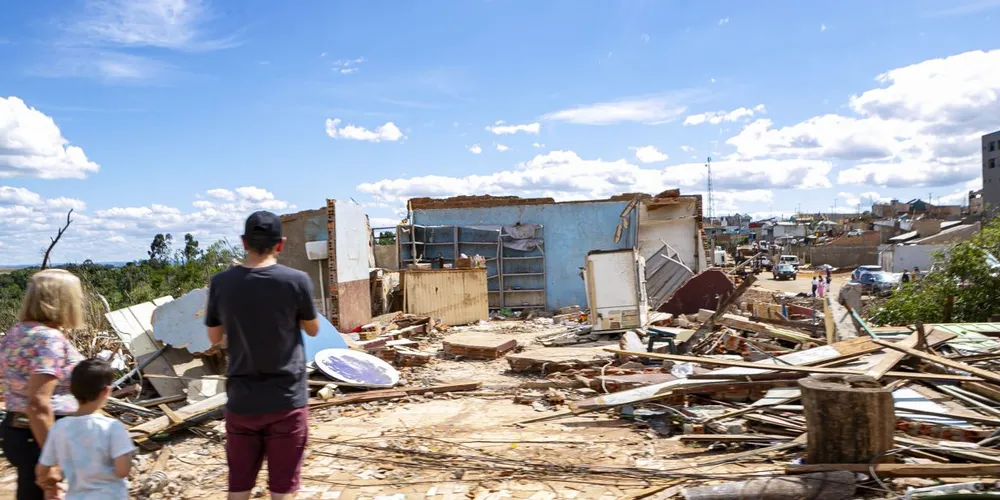 Cidade de Rio Bonito do Iguaçu destruída após tornado