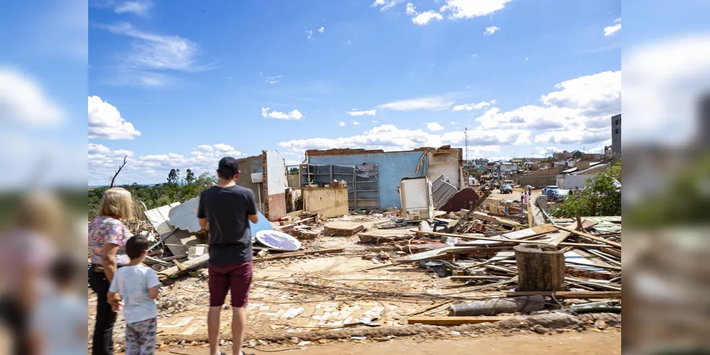 Cidade de Rio Bonito do Iguaçu destruída após tornado