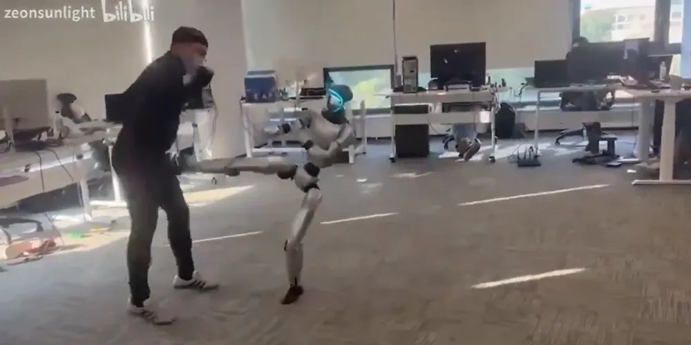 Robô operado por treinador durante tarefas