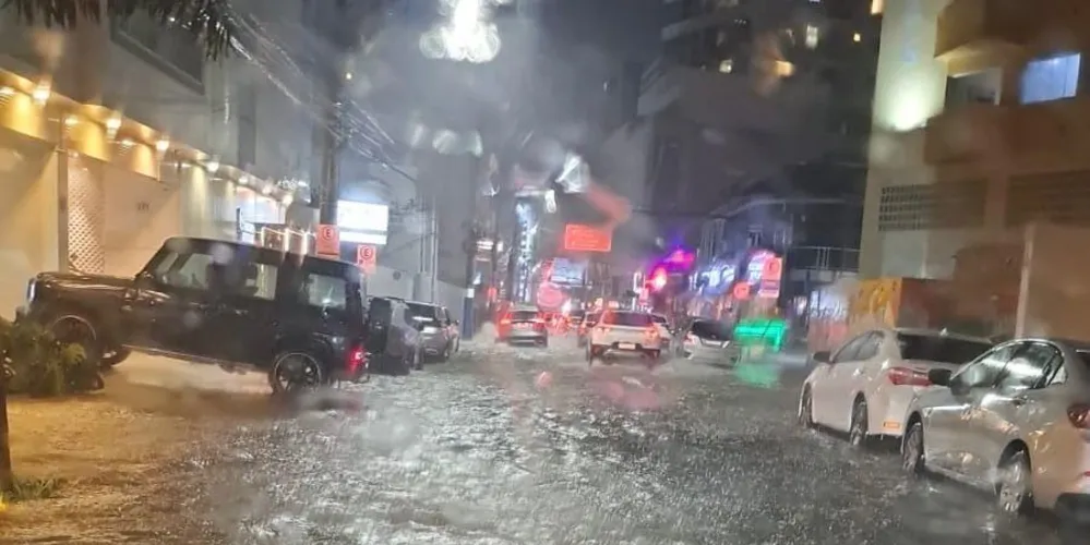 Chuva forte atingiu Balneário Camboriú às vésperas do réveillon na noite desta terça (30)