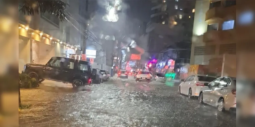 Chuva forte atingiu Balneário Camboriú às vésperas do réveillon na noite desta terça (30)