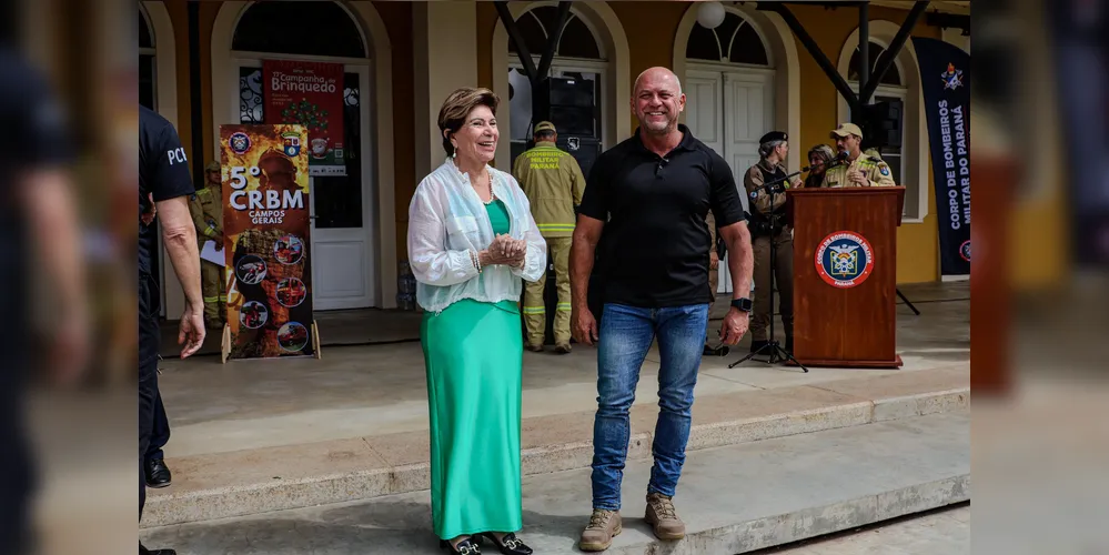 Prefeita Elizabeth Schmidt ao lado do secretário Estadual Hudson Teixeira