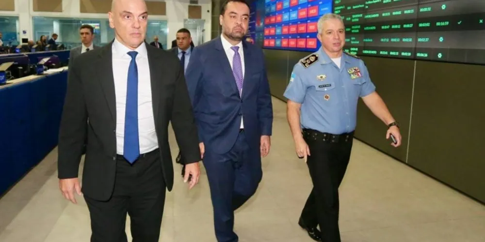 Alexandre de Moraes, Cláudio Castro e coronel Marcelo Menezes durante visita ao Centro Integrado de Comando e Controle Secretaria de Estado de Polícia Militar