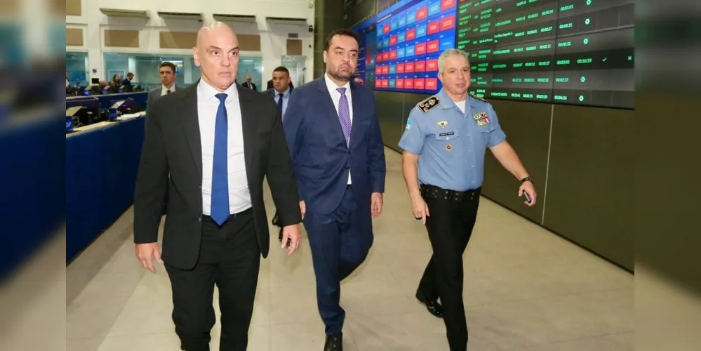 Alexandre de Moraes, Cláudio Castro e coronel Marcelo Menezes durante visita ao Centro Integrado de Comando e Controle Secretaria de Estado de Polícia Militar