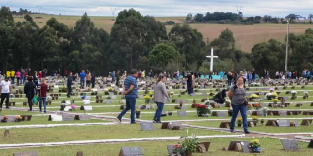 Pessoas visitando o túmulo de seus entes queridos