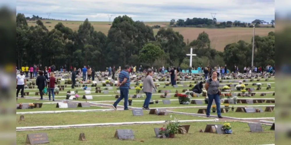 Pessoas visitando o túmulo de seus entes queridos
