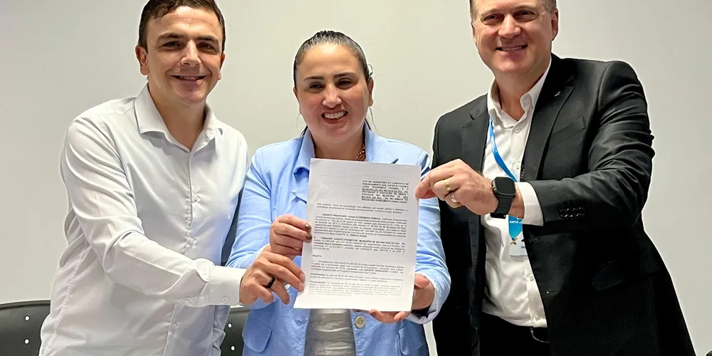 Aliel Machado, Fernanda Sardanha e Gilberto Onofre da Luz estiveram presentes na assinatura do contrato