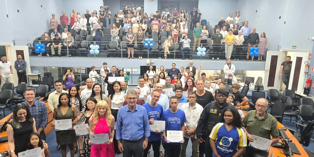 A sessão contou com a presença de vereadores, familiares, representantes de entidades e autoridades locais
