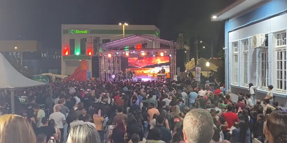 Praça central da cidade ficou lotado durante o show da Família Lima