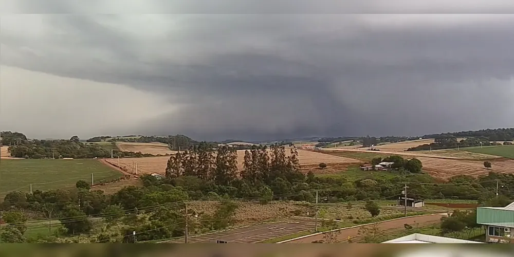 O tornado atingiu Rio Bonito do Iguaçu no início da noite de sexta-feira (7)