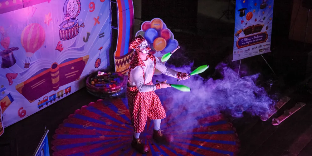 Com humor leve e de forma lúdica, o espetáculo discute temas como o bullying, o preconceito, o respeito e a amizade