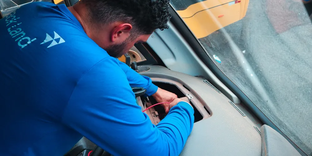 A iniciativa também atende à nova lei municipal que estabelece a obrigatoriedade de rastreadores na frota escolar