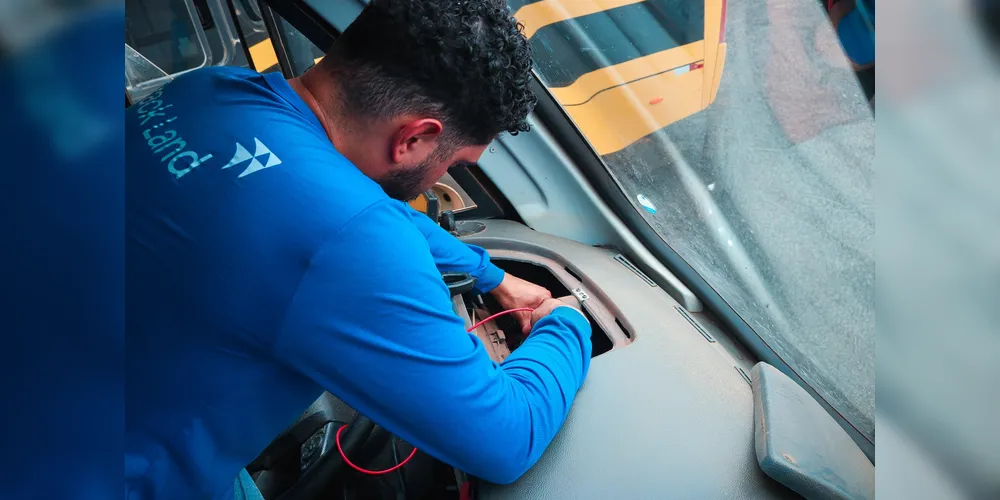 A iniciativa também atende à nova lei municipal que estabelece a obrigatoriedade de rastreadores na frota escolar