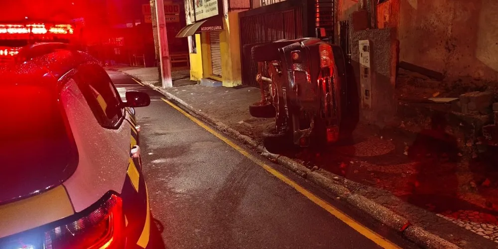 O veículo não possuía débitos e foi retirado da via por um guincho particular