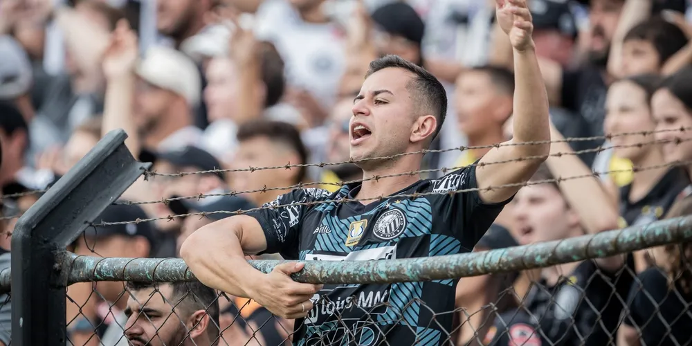 Torcedor do fantasma fazendo a festa no Estádio Germano Krüger