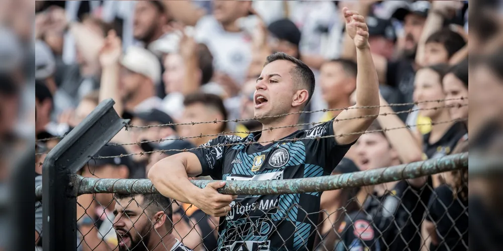 Torcedor do fantasma fazendo a festa no Estádio Germano Krüger