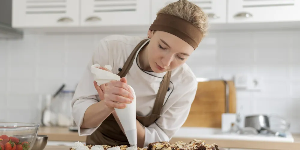 Entre as oportunidades de emprego, está a de confeiteiro