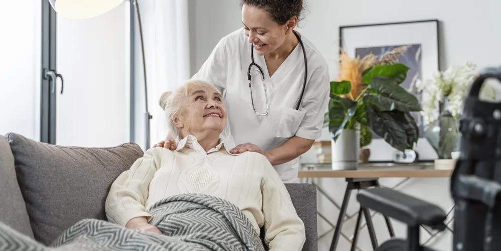 Entre as oportunidades está a de cuidador de idosos