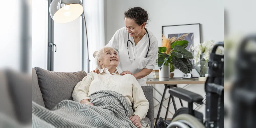 Entre as oportunidades está a de cuidador de idosos