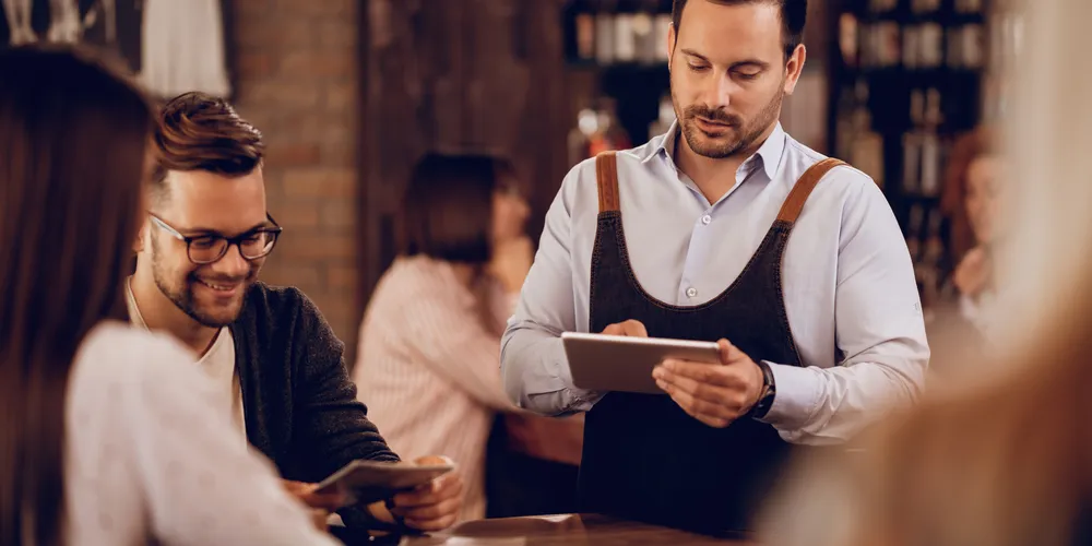 Entre as oportunidades, está a de garçom