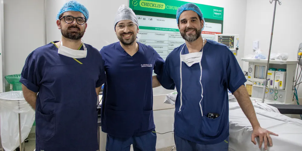 Participaram do procedimento os médicos Dr. Adriano Abreu Lima Buss, Dr. Wagner Crensiglova e Dr. Marcos Taffarel