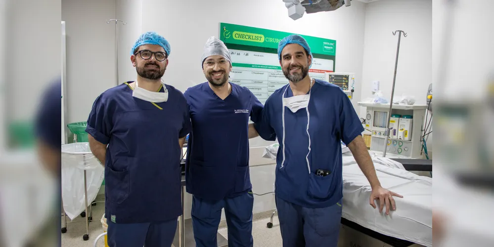 Participaram do procedimento os médicos Dr. Adriano Abreu Lima Buss, Dr. Wagner Crensiglova e Dr. Marcos Taffarel