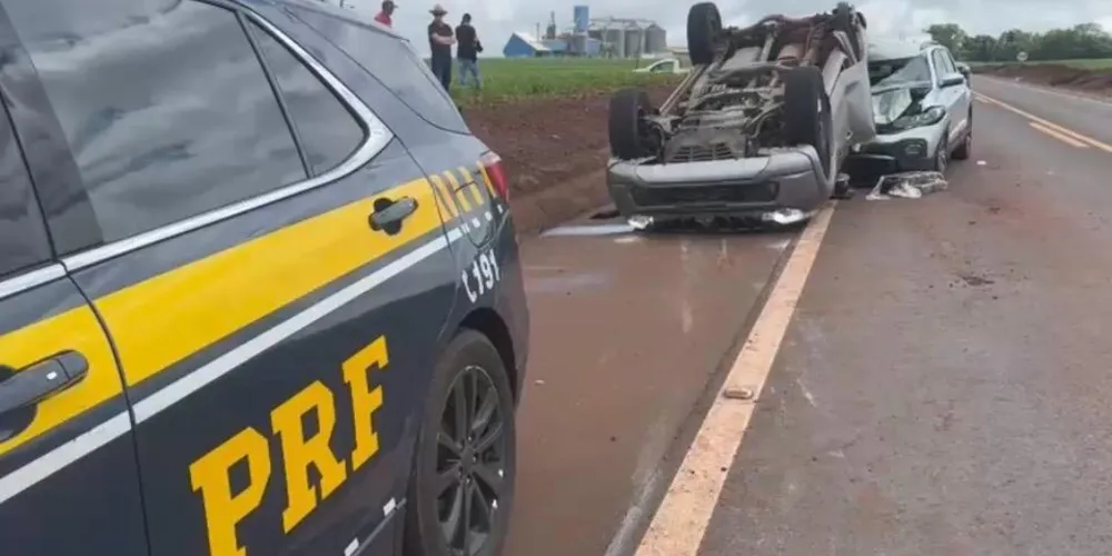 Além de capotar, o veículo invadiu a posta contrária e acertou um carro de passeio