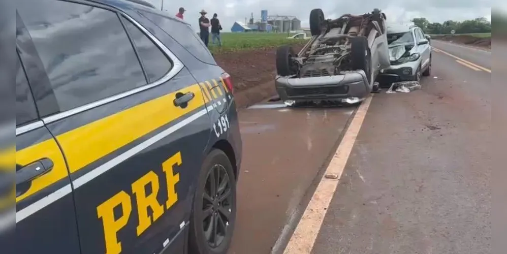 Além de capotar, o veículo invadiu a posta contrária e acertou um carro de passeio