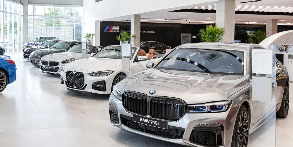 Carros de luxo à venda em loja da BMW