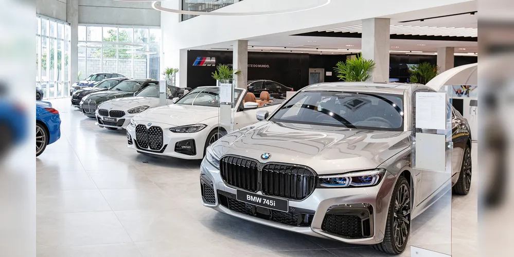 Carros de luxo à venda em loja da BMW