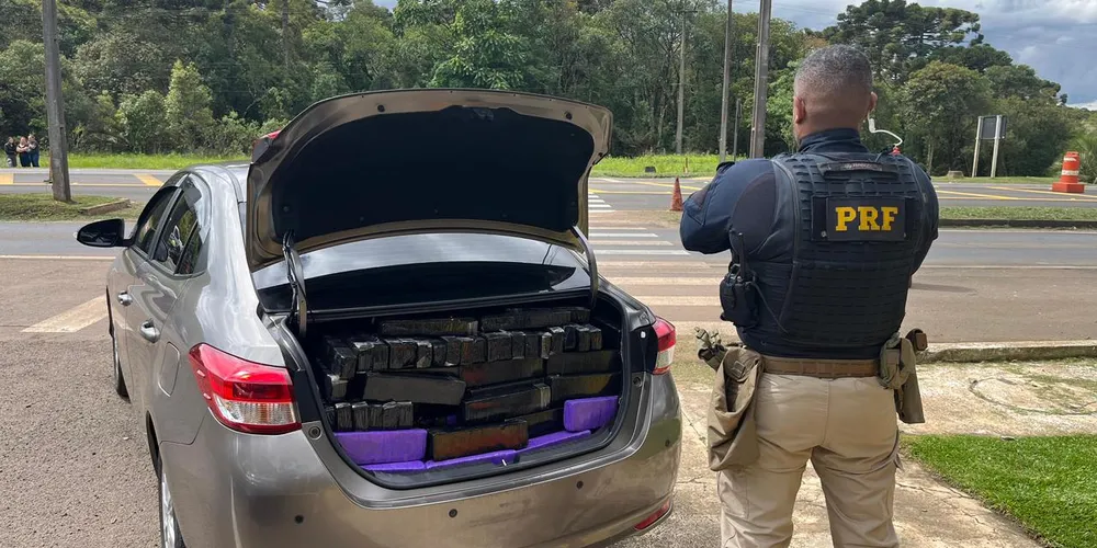 Foram encontrados tabletes de maconha no porta-malas