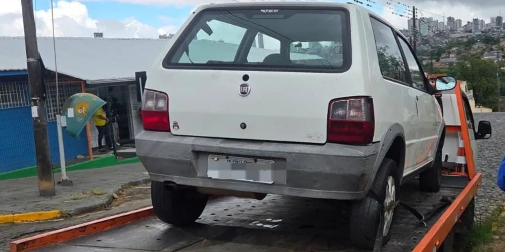O motorista foi orientado e, posteriormente, o automóvel foi recolhido ao Pátio Municipal