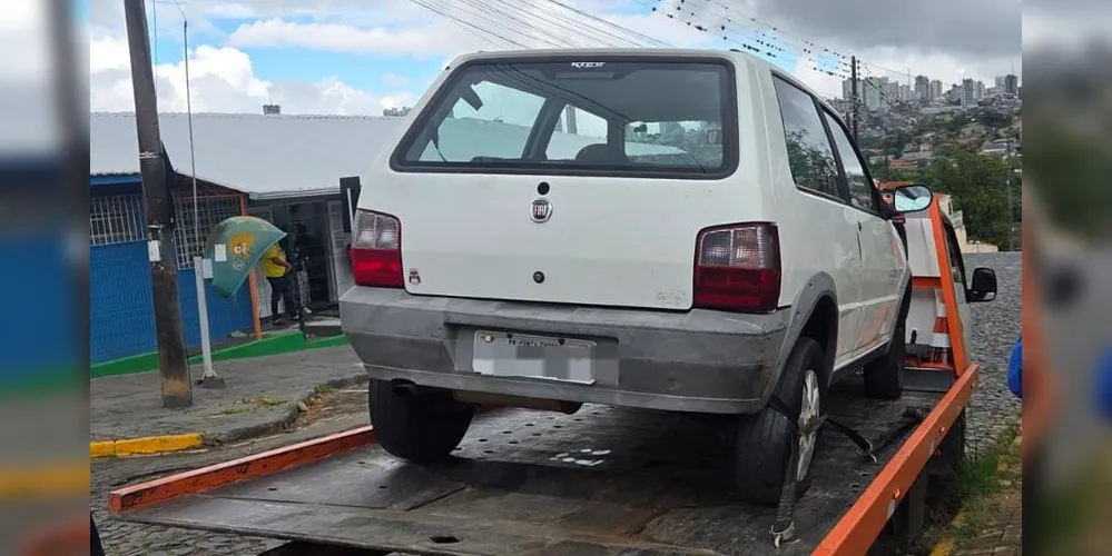 O motorista foi orientado e, posteriormente, o automóvel foi recolhido ao Pátio Municipal
