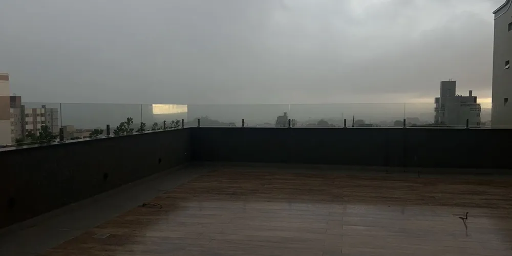 O grau de severidade do alerta vermelho de tempestade no Paraná é de “grande perigo”