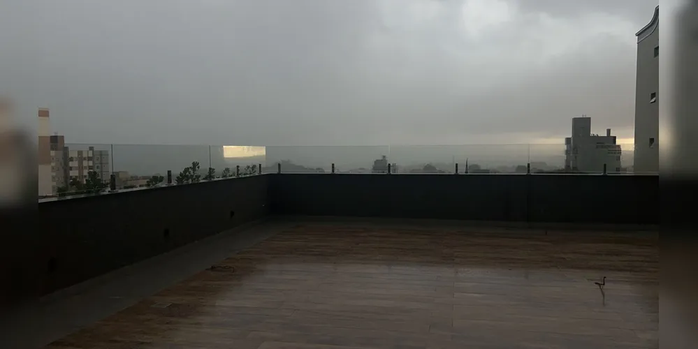 O grau de severidade do alerta vermelho de tempestade no Paraná é de “grande perigo”