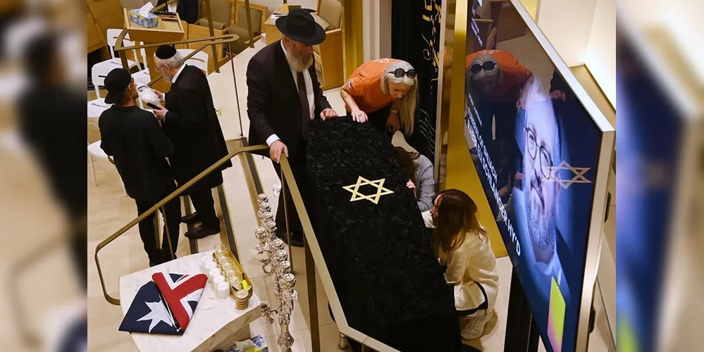 Vítima de ataque sendo velada