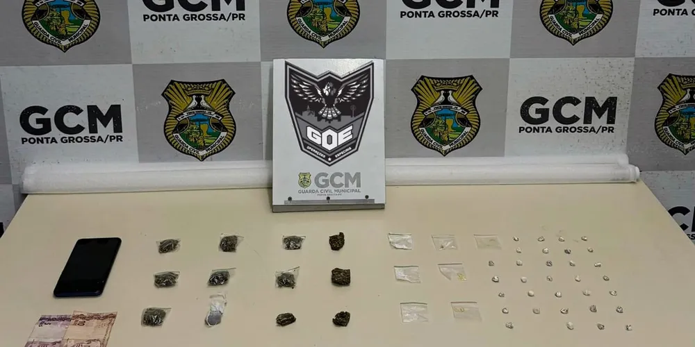 Com o homem foram encontradas drogas de diferentes tipos