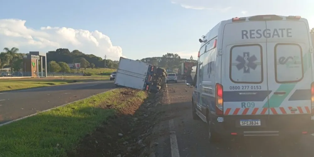 O caminhão apresentou danos e precisou ser retirado do local