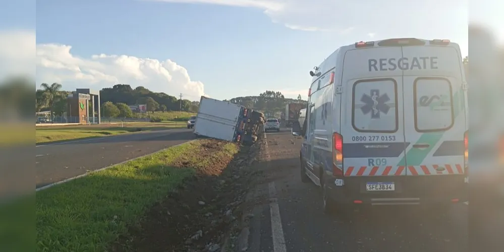 O caminhão apresentou danos e precisou ser retirado do local