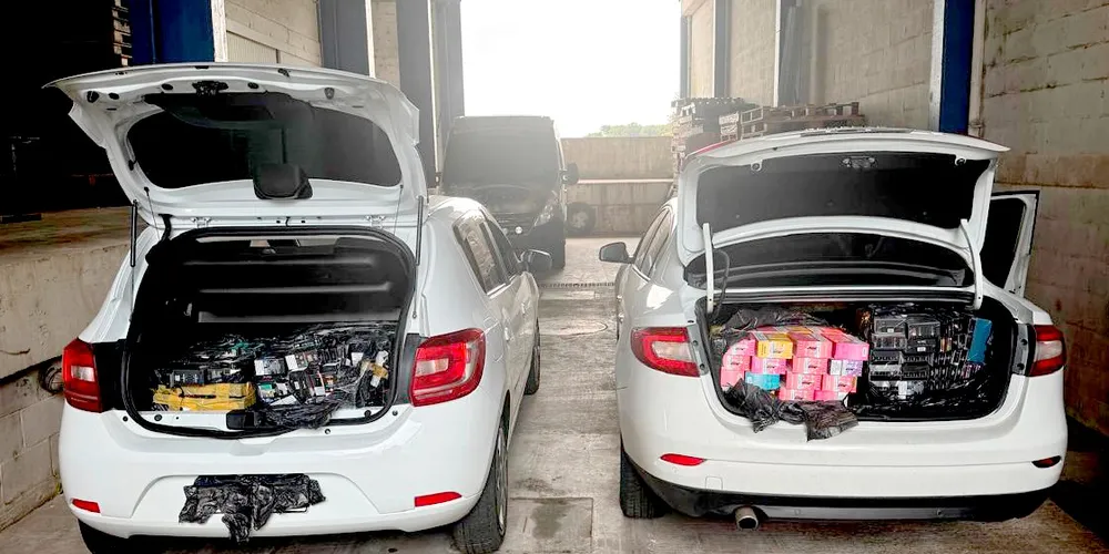 Durante a fiscalização foi constatado que transportavam aproximadamente 3500 dispositivos de cigarros eletrônicos, avaliados em mais de R$ 100 mil