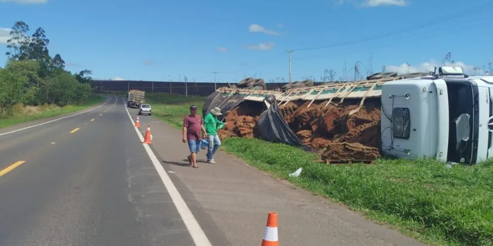 Caminhão tombou às margens da rodovia
