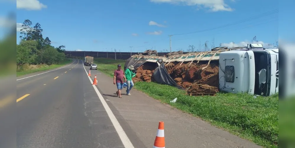 Caminhão tombou às margens da rodovia